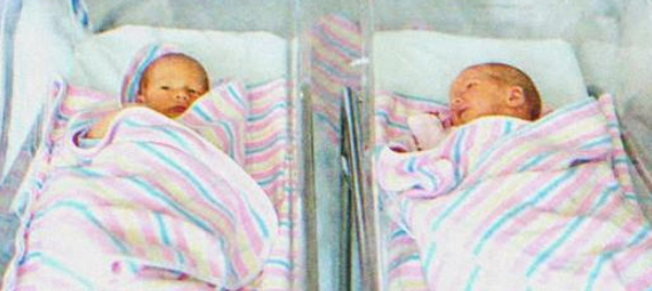 Arme Frau lässt ihre neugeborenen Zwillinge zurück, wird aber 15 Jahre später reich und eilt zu ihnen zurück 